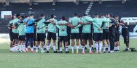 Elenco do Santa Cruz reunido no gramado do Arruda