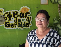 Dona Geralda mora no Morro da Conceição há 37 anos, e há 26 está à frente do bar.