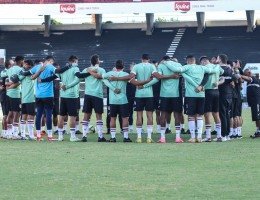 Elenco do Santa Cruz reunido no gramado do Arruda