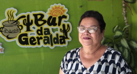 Dona Geralda mora no Morro da Conceição há 37 anos, e há 26 está à frente do bar.