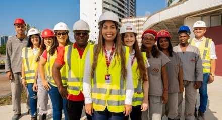 Equipe da Moura Dubeux, composta por auxiliares de engenharia, técnicos de segurança, pintores e outros profissionais, garantindo excelência e segurança em cada projeto