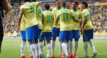 Jogadores da Seleção Brasileira celebram gol pelas Eliminatórias