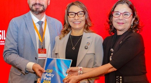 A primeira-dama Janja da Silva com a pernambucana Alessandra Nilo e Henrique Frota, presidente da Associação Brasileira Organizações Não Governamentais, em evento da G20, no Rio