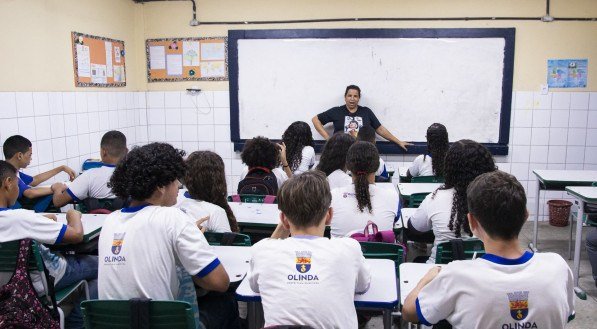  Os pedidos de transferência por descontinuidade ou por interesse dos responsáveis também estão em andamento desde setembro e devem ser feitos diretamente na unidade de ensino atual do aluno