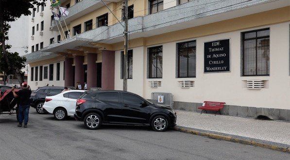 Michel foi assassinado a facadas por dois criminosos na calçada do Fórum Thomaz de Aquino, na Rua Martins de Barros