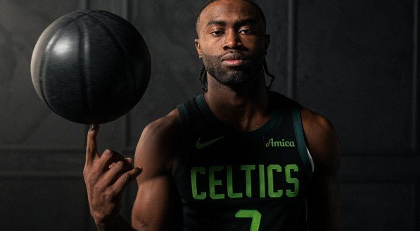 Imagem de Jaylen Brown, do Boston Celtics, com o uniforme City Edition