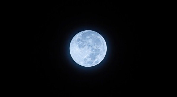 Lua azul, superfície lunar brilhando com halo