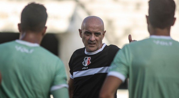 Técnico Itamar Schülle orienta atletas do Santa Cruz durante treinamento