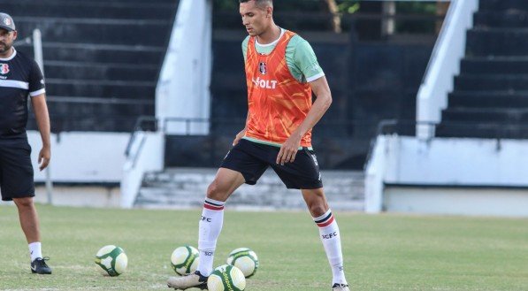 Zagueiro Matheus Vinícius em treino com o Santa Cruz