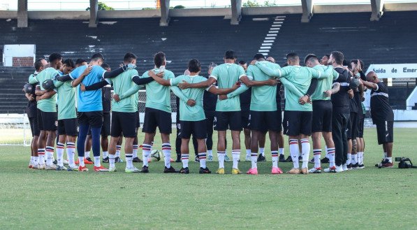 Elenco do Santa Cruz reunido no gramado do Arruda