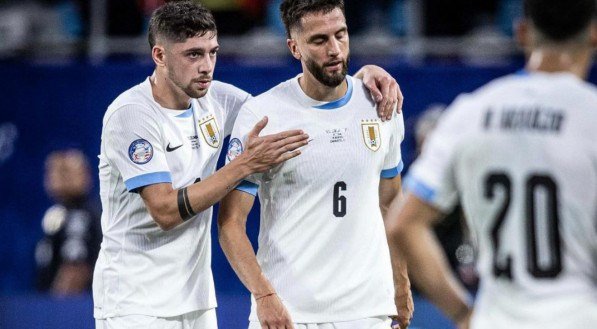 Valverde e Bentancur em jogo do Uruguai nas Eliminatórias