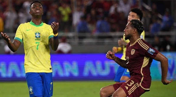 Imagem do atacante Vinícius Júnior em ação pelo Brasil contra a Venezuela