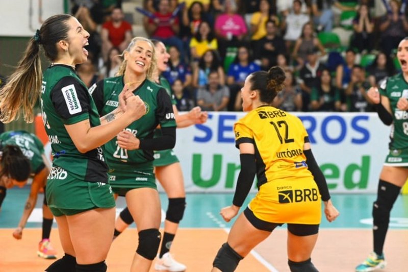 Imagem das jogadoras do Brasília Vôlei na Superliga Feminina