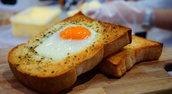 Imagem ilustrativa de um delicioso pão com ovo!