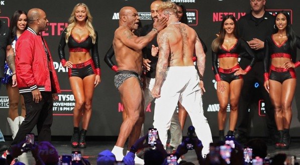 Mike Tyson dá um tapa no rosto de Jake Paul na pesagem
