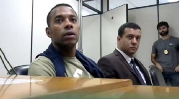 Imagem de Robinho durante audiência de custódia na Polícia Federal, em Santos