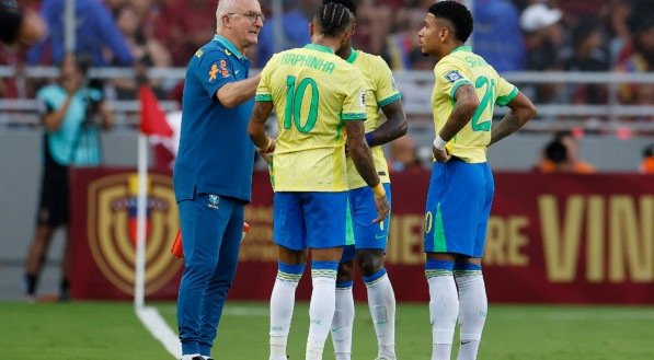 Dorival Júnior em conversa Raphinha, Vinicius Júnior e Savinho