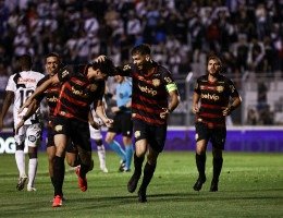 Imagem de Rafael Thyere comemorando o 3º gol do Sport sobre a Ponte Preta com os companheiros