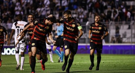 Imagem de Rafael Thyere comemorando o 3º gol do Sport sobre a Ponte Preta com os companheiros