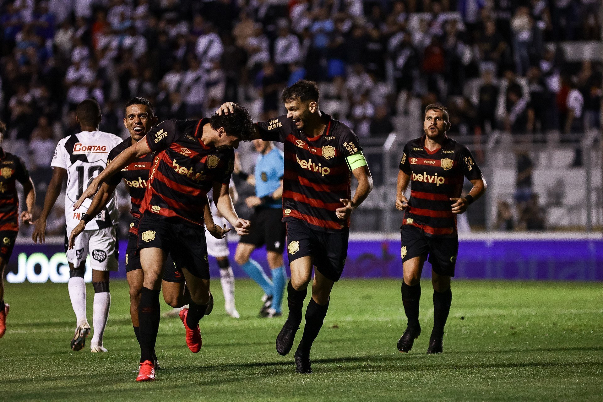 Foto da matéria: Sport goleia Ponte Preta, volta para G-4 da Série B e começa a 