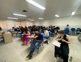 Imagem de estudantes do ensino médio fazendo as provas do SSA 3, da UPE