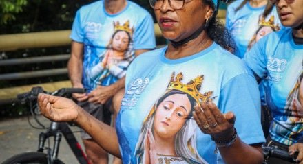 Peregrinos saíram às 7h do Parque da Jaqueira, seguiram por ruas e avenidas do Recife. O percurso foi de 13 km