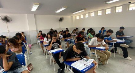 Imagem de estudantes do ensino médio fazendo as provas do SSA 3, da UPE