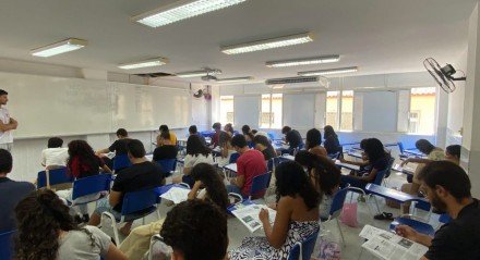 Imagem de estudantes do ensino médio fazendo as provas do SSA 3, da UPE