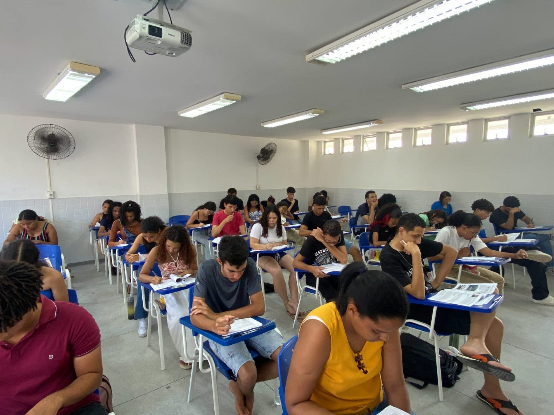 Imagem de estudantes do ensino médio fazendo as provas do SSA 3, da UPE