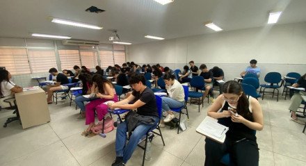 Imagem de estudantes do ensino médio fazendo as provas do SSA 3, da UPE