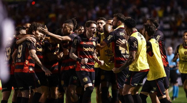 Time do Sport comemorando um gol sobre a Ponte Preta