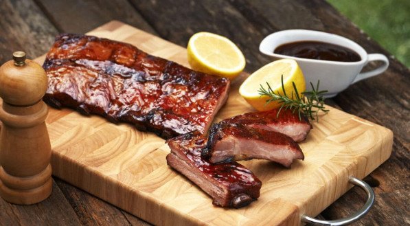 Costelinha de porco com barbecue
(Imagem: dioimagens | ShutterStock)

