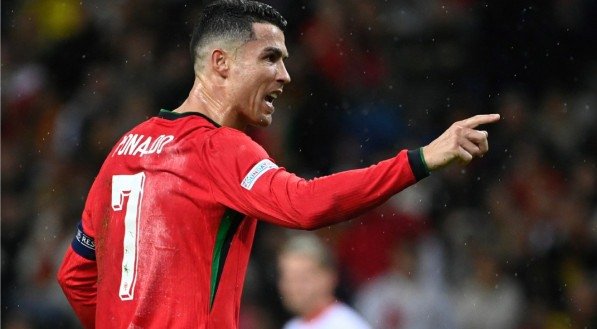 Cristiano Ronaldo aponta para alguém durante jogo de Portugal