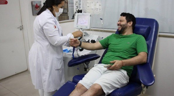 Imagem: Raphael Costa Oliveira come&ccedil;ou a doar ap&oacute;s m&atilde;e precisar de bolsas de sangue durante tratamento de c&acirc;ncer.