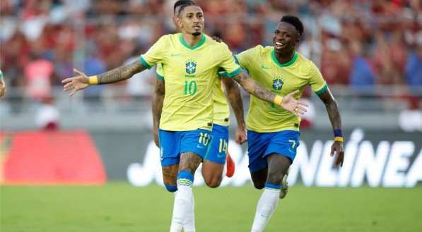 Raphinha e Vinicius Júnior celebram gol da Seleção Brasileira