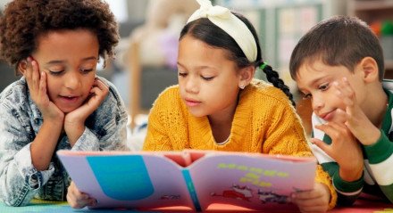 A literatura negra possibilita que jovens e crianças encontrem identificação e valorização em meio aos livros (Imagem: PeopleImages.com - Yuri A | Shutterstock)