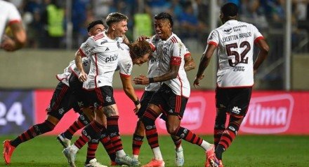 Jogadores do Flamengo celebram gol de David Luiz