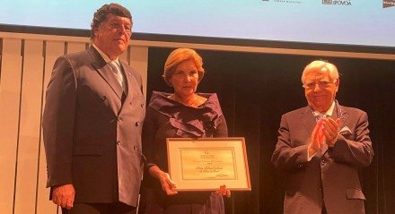 Maria Lecticia Cavalcanti ladeada por Carlos Fontão de Carvalho, presidente da Academia Portuguesa de Gastronomia, e José Bento dos Santos, presidente da Academia Internacional de Gastronomia