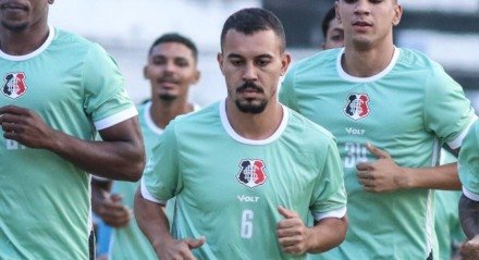 Rodrigues, lateral-esquerdo do Santa Cruz, durante treinamento de pré-temporada