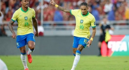 Raphinha celebra gol pela Seleção Brasileira nas Eliminatórias