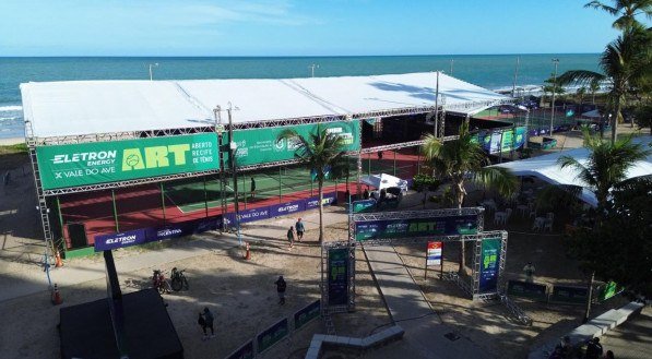 Imagens da quadra do Aberto Recife de Tênis 2024, na Praia de Boa Viagem