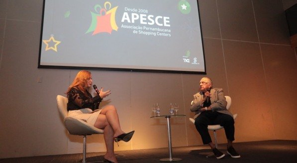 Patrícia Raposo e João Carlos Paes Mendonça no palco do evento