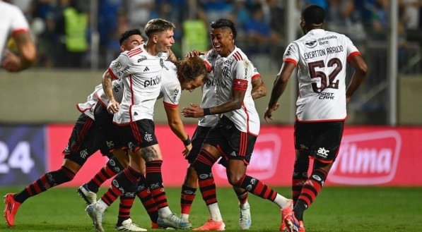 Jogadores do Flamengo celebram gol de David Luiz