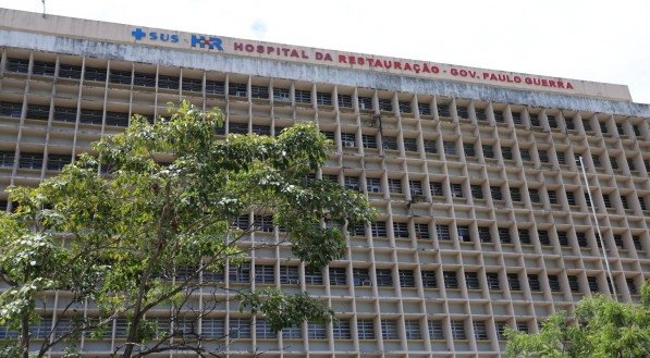 A paciente está internada no Hospital da Restauração (HR)