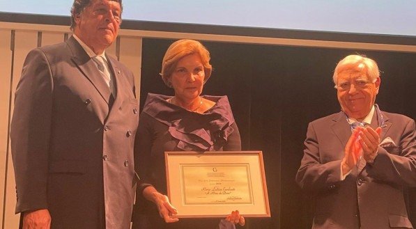 Maria Lecticia Cavalcanti recebendo de Carlos Fontão de Carvalho, presidente da Academia Portuguesa de Gastronomia, e José Bento dos Santos, presidente honorário da Academia Portuguesa de Gastronomia, presidente da Academia Iberoamericana de Gastronomia o "Prix de La Littérature Gastronomique", durante festa em Lisboa