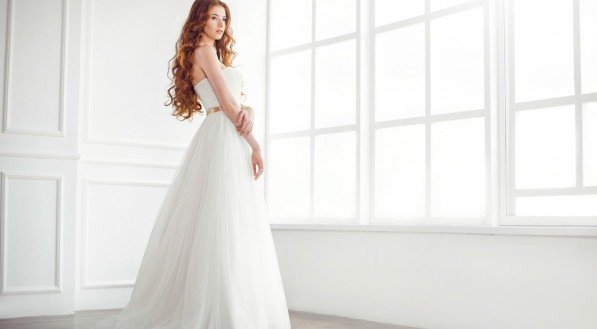 Imagem ilustra mulher com vestido de casamento