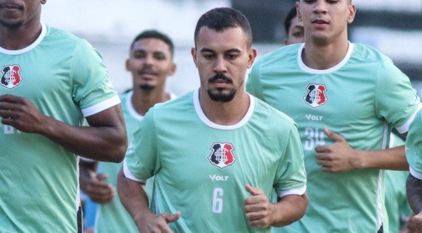 Rodrigues, lateral-esquerdo do Santa Cruz, durante treinamento de pré-temporada