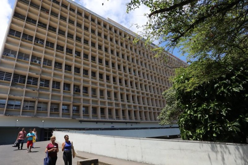 Menina de 11 anos estava internada no Hospital da Restauração, no Recife