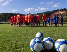 Elenco do Náutico reunido em campo do CT Wilson Campos