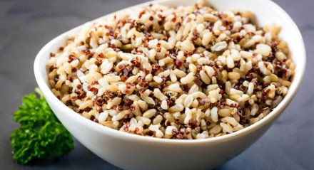 Arroz e quinoa não possuem glúten (Imagem: robynmac | Shutterstock)